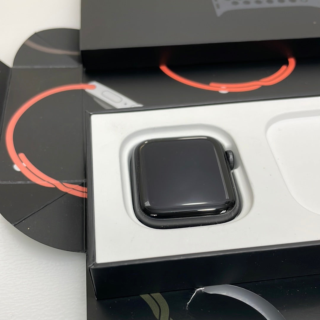 Apple Watch Nike SE GPS Alum 40mm Space Grey Good Condition REF#49989