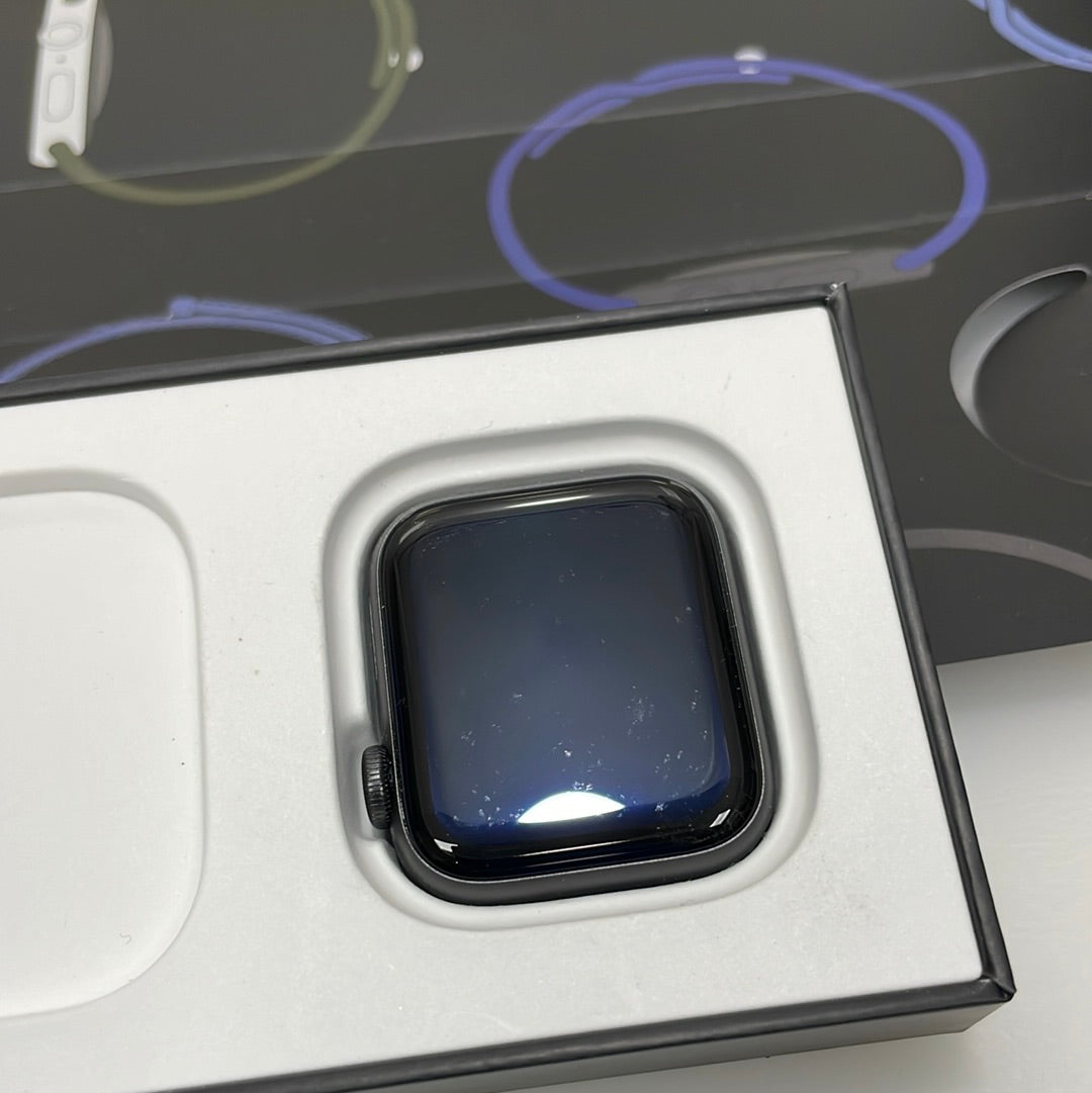 Apple Watch Nike SE GPS Alum 40mm Space Grey Good Condition REF#49989